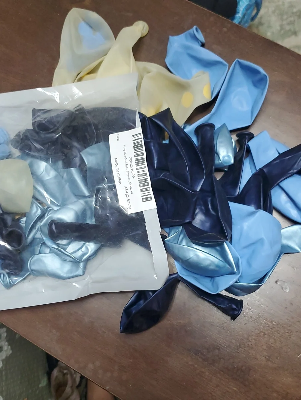 Mixed Blue and Pale Yellow Latex Balloons With Confetti Inside - Party Pack
